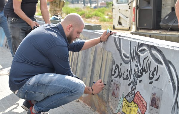 دیوارنوشته ای که یاد قربانیان انفجار بندر بیروت را گرامی می دارد. [زیاد حاتم]