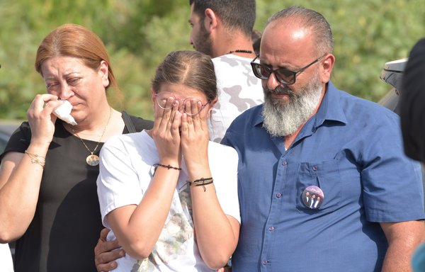 خویشاوندان سه آتشنشان از یک خانواده، که جانشان را در انفجار بندر بیروت از دست دادند، برای عزیزانشان سوگواری می کنند. [زیاد حاتم]