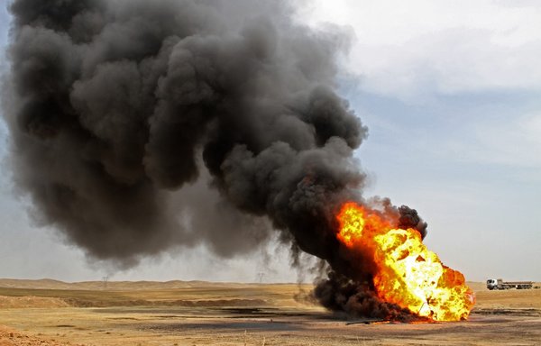 ألسنة النار والدخان الأسود يتصاعدون من بئر نفطي في حقل باي حسن النفطي في محافظة كركوك العراقية، بعد أن تم تفجيره في 5 أيار/مايو على أيدي أفراد يشتبه أنهم من فلول داعش. [شوان نوزد/وكالة الصحافة الفرنسية]