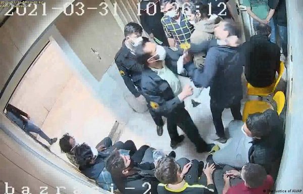 اخترقت مجموعة من قراصنة المعلوماتية تسمى ’عدالة [الإمام] على‘ نظام الدوائر التليفزيونية المغلقة في سجن إيفين، ونشرت في 23 آب/أغسطس مشاهد مقلقة تظهر انتهاكات حقوق الإنسان في السجن.