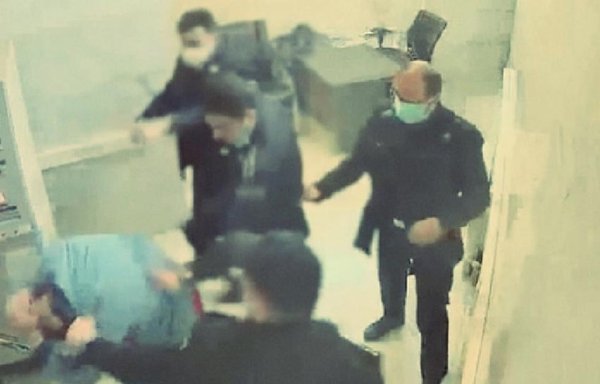 گروهی از هکرها روز ۱ شهریور ویدیویی از تصاویر دوربینهای مداربسته زندان بدنام اوین در ایران منتشر کردند که در عکسی از آن ویدیو زندانبانان در حال کتک زدن یک زندانی دیده میشوند.