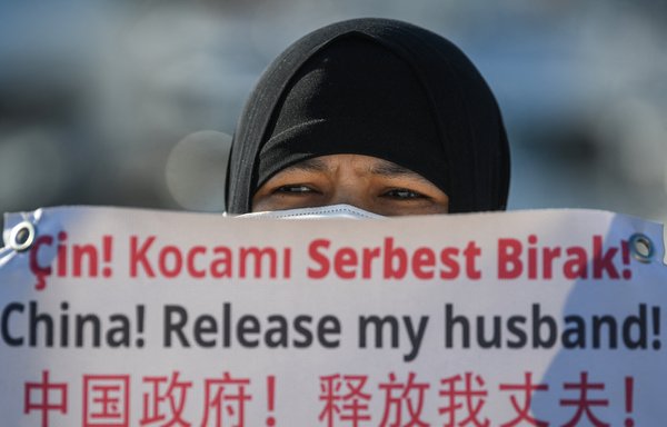 در تظاهرات روز ۴ اسفند در استانبول یک اویغور با در دست داشتن پلاکاردی جویای خبری درباره بستگان خود است. [اوزان کاس/خبرگزاری فرانسه]