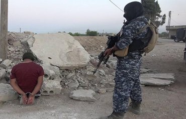 قوات سوريا الديموقراطية والتحالف الدولي تلاحق عناصر داعش في دير الزور السورية