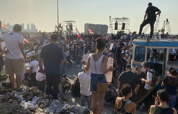 معترضان لبنانی روز ۱۳ مرداد، همزمان با نخستین سالگرد انفجار ویرانگر بیروت، با شرکت در اعتراضات خواستار عدالت برای قربانیان شده اند. [نهاد طوبالیان/المشارق]