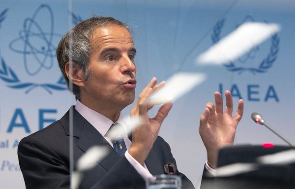 رافائل گروسی، مدیرکل آژانس بین‌المللی انرژی اتمی ٢٢ شهریور پس از جلسه شورای حکام آژانس بین‌المللی انرژی اتمی در مقر این آژانس در وین، اتریش کنفرانس مطبوعاتی برگزار می‌کند. [الکس هالادا/ خبرگزاری فرانسه]