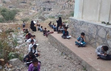 الطلاب اليمنيون المحاصرون في تعز يدرسون في فصول دون نوافذ
