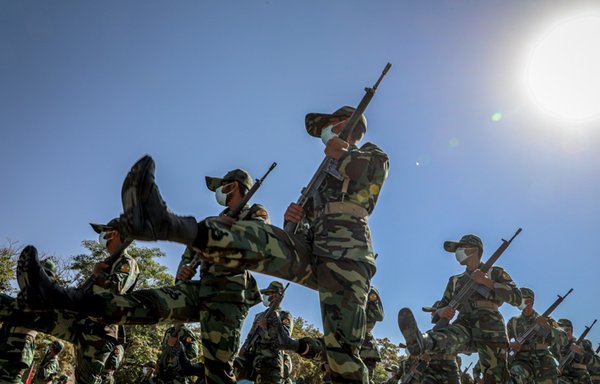 پرسنل امنیتی ایران در جریان یک عملیات تمرینی در شهریور ماه. [وزارت دفاع ایران]