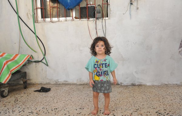 فرزندان بسیاری از خانواده های پناهجوی سوری، از جمله دختر عبدالوهاب سامی که در این عکس نشان داده شده است، به دلیل بحران لبنان هزینه های گزافی را می پردازند. بسیاری از خانواده ها دیگر قادر به تأمین اساسی ترین نیازهای خود نیستند. [زیاد حاتم]