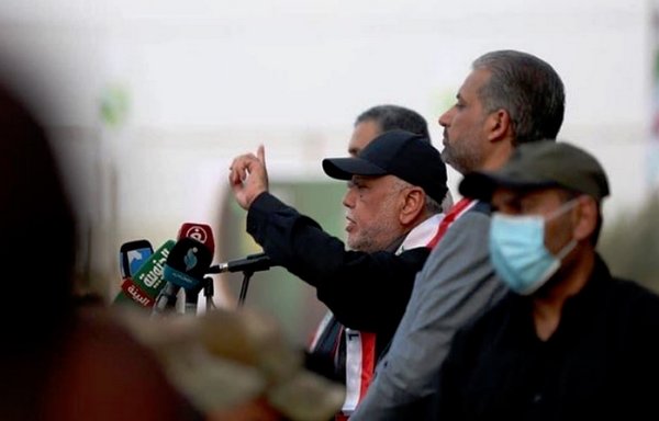 هادی العامری، رهبر ائتلاف فتح، روز ۱۴ مهر در یک گردهمایی انتخاباتی به منظور تبلیغ ائتلاف خود در استان میسان، در جنوب عراق، سخنرانی می کند. این ائتلاف، که متشکل از بزرگترین گروه های وابسته به ایران است، در این انتخابات شکست خورد. [ائتلاف فتح]