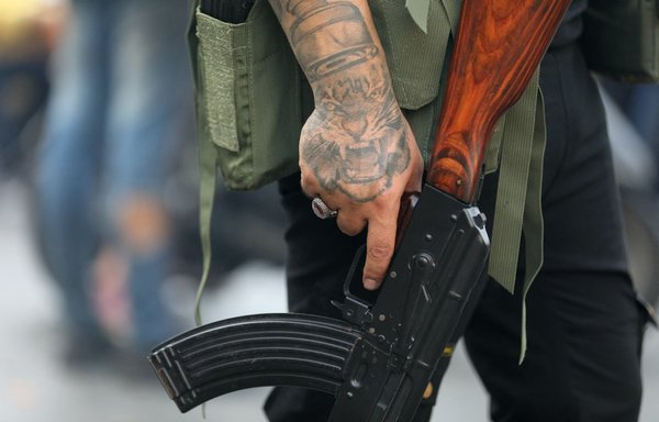 در جریان یک تشییع جنازه در بیروت ٢٣ مهر و یک روز پس از تظاهرات سازماندهی شده توسط حزب‌الله و جنبش امل، متحد آن که به خشونت کشیده شد، یکی از اعضای حزب‌الله لبنان سلاح خود را حمل می‌کند. [ابراهیم عمرو/ خبرگزاری فرانسه]