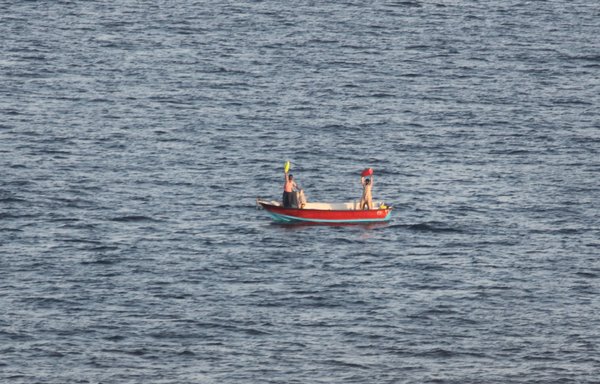 دو دریانورد ایرانی روز ۶ آذر در دریای عمان درخواست کمک کردند. کشتی «یواس‌ان‌اس چارلز درو» به کمک آنها رفت و غذا، آب، و مراقبت های پزشکی در اختیارشان قرار داد. [نیروی دریایی ایالات متحده]