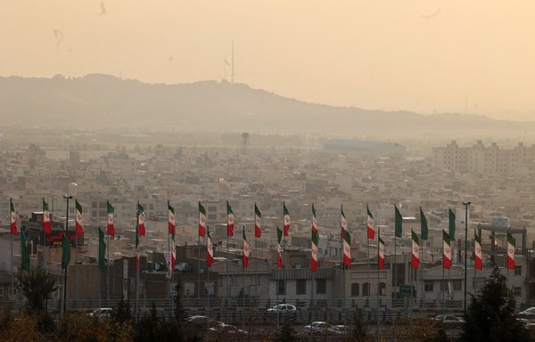 دود مه مانند روز ۱ آذر ساختمان های تهران را پوشانده است. آلودگی هوای تهران دوباره به سطوح خطرناکی رسیده و همزمان مقامات از سالمندان و بیماران و همچنین کودکان خواسته اند که در خانه بمانند. [عطا کناره/ خبرگزاری فرانسه]