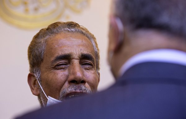 محمد حارس، پدر سلیم حارس از قربانیان یک حادثه بمبگذاری با موتورسیکلت، روز ۱۷ آذر طی دیدار مصطفی کاظمی، نخست‌وزیر عراق، در مراسم یادبود پسرش در شهر جنوبی بصره نسبت به این حادثه واکنش نشان می‌دهد؛ انفجار روز قبل صورت گرفته بود. [حسین فالح/خبرگزاری فرانسه]