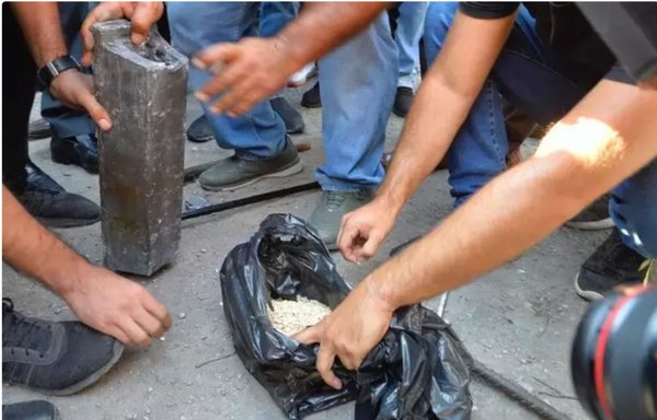 Lebanese authorities display Captagon tablets they seized in an undated photo. [Al-Mashareq]
