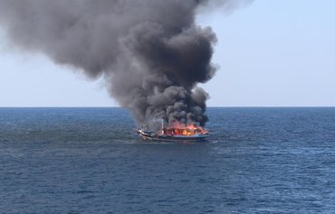 البحرية الأميركية تنقذ مهربي مخدرات إيرانيين من سفينة مشتعلة في خليج عُمان