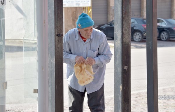 يجتاح الجوع شريحة كبيرة من اللبنانيين ويؤثر بخاصة على المسنين منهم. ويقول هذا الرجل اللبناني إنه يكتفي برغيف خبز كقوت له. [زياد حاتم]