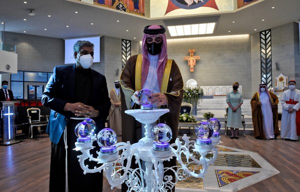 الشيخ عبدالله بن حمد آل خليفة (في الوسط) يفتتح كاتدرائية سيدة العرب في العوالي جنوبي المنامة في 9 كانون الأول/ديسمبر. [مازن مهدي/وكالة الصحافة الفرنسية]