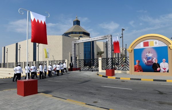 صورة تظهر كاتدرائية سيدة العرب في البحرين والتي افتتحت في 9 كانون الأول/ديسمبر لتكون أكبر كنيسة كاثوليكية في شبه جزيرة العرب. [مازن مهدي/وكالة الصحافة الفرنسية]