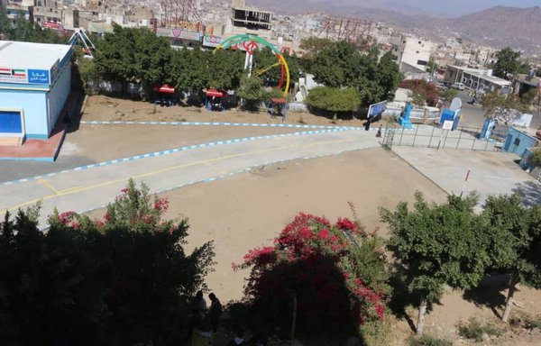 ساحة كلية الآداب بجامعة تعز وهي تبدو مهجورة في صورة التقطت في كانون الأول/ديسمبر. [نسيم الشرعبي]