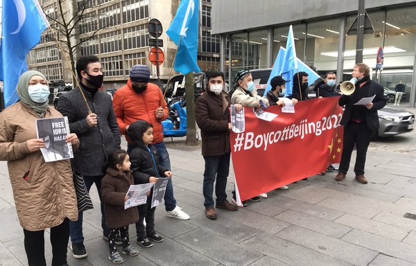 Protesters January 3 in Antwerp, Belgium, seek to raise public awareness about China's mistreatment of its Uighur population, raising a banner that calls for a boycott of the Beijing 2022 Olympics. [Belgium Uyghur Association/Twitter]