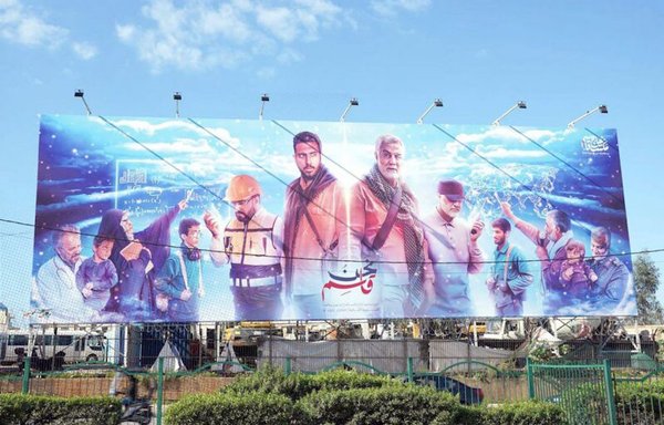 حزب الله این بیلبورد بسیار بزرگ قاسم سلیمانی، فرمانده کشته شده سپاه، را با شعار «ما قاسم هستیم» در جاده فرودگاه بیروت نصب کرده است. [زیاد حاتم/ المشارق]