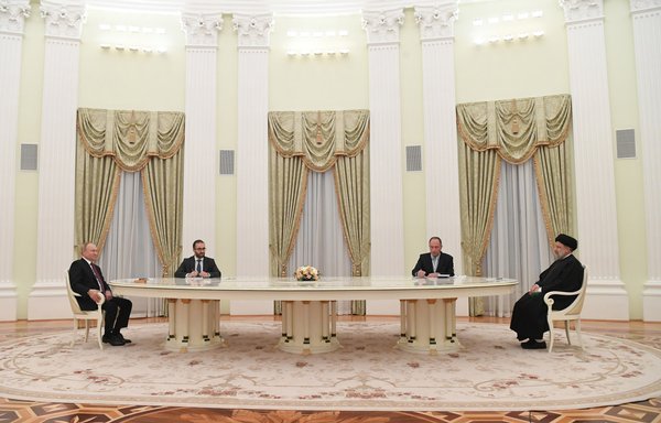 Iranian president Ebrahim Raisi speaks with his Russian counterpart in Moscow on January 20. [president.ir]