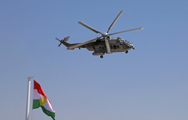 مروحية تحلق فوق أربيل عاصمة كردستان العراق في حزيران/يونيو الماضي. [صافين حامد/وكالة الصحافة الفرنسية]