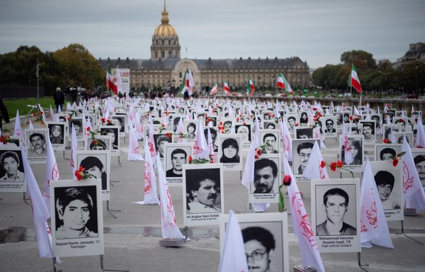 نحو 800 صورة لضحايا عرضت في باريس يوم 29 تشرين الأول/أكتوبر 2019 إحياء لذكرى عمليات الإعدام التي طالت عام 1988 آلاف السجناء السياسيين الإيرانيين. [إيريك فيفربيرج/وكالة الصحافة الفرنسية]