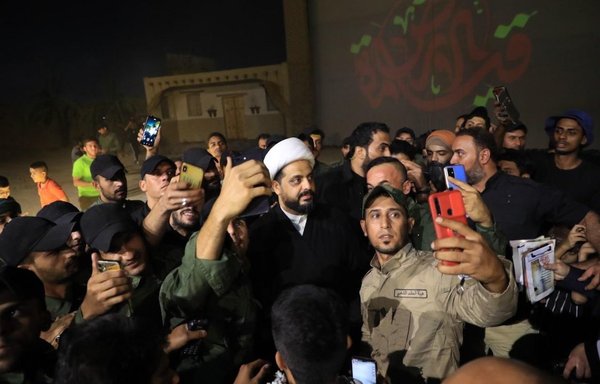 قائد ميليشيا عصائب أهل الحق قيس الخزعلي يظهر مع عدد من أتباعه في صورة التقطت يوم 4 تشرين الثاني/نوفمبر 2021. [حساب الخزعلي على تويتر]