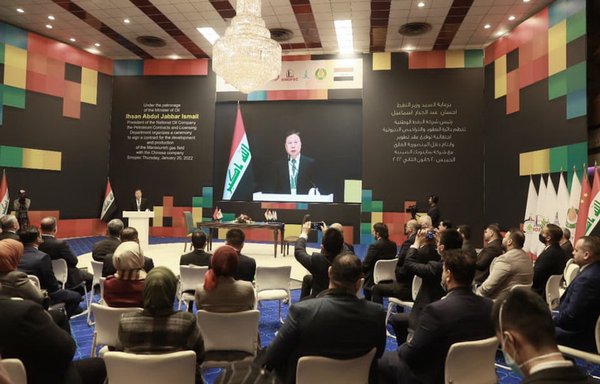 مسؤول صيني يتحدث عن آفاق التعاون الثنائي مع العراق خلال حفل إبرام عقد مع شركة صينية لتطوير حقل غاز في محافظة ديالى شرقي البلاد، يوم 20 كانون الثاني/يناير. [وزارة النفط العراقية]