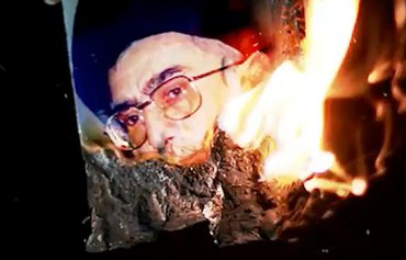 از بین بردن بیباکانه نمادهای رژیم ایران توسط مردم در چهل و سومین سالگرد جمهوری اسلامی