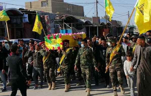 در این عکس مربوط به کتائب حزبالله که ۸ اسفند گرفته شده و در اینترنت منتشر شده است، عناصر این گروه شبهنظامی در حال تشییع جنازه یکی از فرماندهان خود هستند.