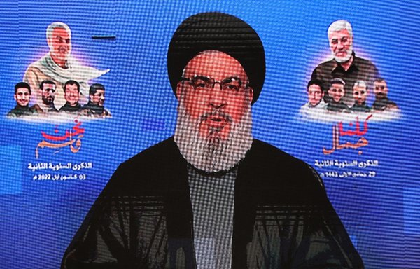 صورة التقطت في 3 كانون الثاني/يناير يظهر فيها أمين عام حزب الله حسن نصرالله وهو يلقي خطابا متلفزا خلال إحياء ذكرى مقتل قائد فيلق القدس في الحرس الثوري الإيراني قاسم سليماني ونائبه العراقي. [أنور عمرو/وكالة الصحافة الفرنسية]