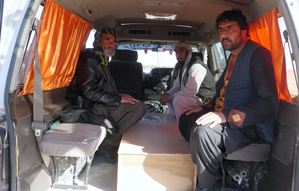 أقارب سهراب، 16 عاما، يحملون نعشه لوضعه في سيارة إسعاف بتاريخ 7 شباط/فبراير في مدينة هرات، بعد أن تعرض لإطلاق نار وقتل على يد القوات الإيرانية داخل إيران. [عمر/سلام تايمز]