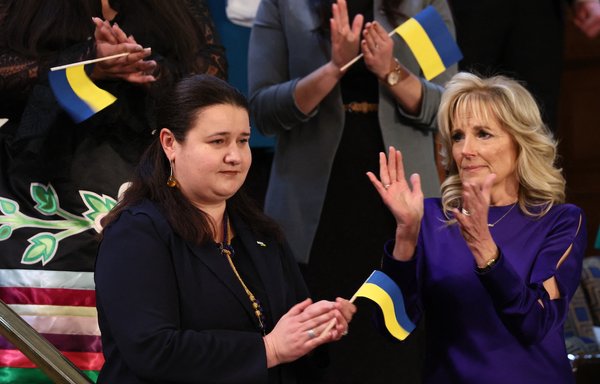 السيدة الأولى للولايات المتحدة جيل بايدن تصفق لضيفتها السفيرة الأوكرانية لدى الولايات المتحدة أوكسانا ماركاروفا مع ترحيب الرئيس جو بايدن بهذه الأخيرة خلال خطابه عن حالة الاتحاد في العاصمة واشنطن في 1 آذار/مارس. [إيفلين هوكستين/وكالة الصحافة الفرنسية]