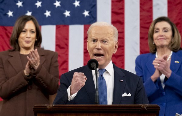 الرئيس الأميركي جو بايدن يشير بيده مع تصفيق نائبة الرئيس كامالا هاريس ورئيسة مجلس النواب الأميركي نانسي بيلوسي، عند إلقائه أول خطاب له عن حالة الاتحاد في العاصمة واشنطن في 1 آذار/مارس. [سول لوب/وكالة الصحافة الفرنسية]