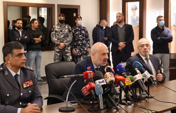 وزير الداخلية اللبناني بسام مولوي (وسط) يتحدث أثناء مؤتمر صحافي إلى جانب مدير قوى الأمن الداخلي عماد عثمان (يسار) ورئيس شعبة المعلومات في قوى الأمن الداخلي خالد حمود في بيروت، يوم 23 شباط/فبراير، للإعلان عن إجهاض هجمات لتنظيم داعش. [أنور عمرو/وكالة الصحافة الفرنسية]