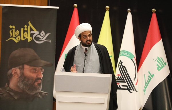 زعيم عصائب أهل الحق قيس الخزعلي خلال حفل تأبيني أقيم ببغداد في 23 شباط/فبراير 2018 لإحياء ذكرى مقتل عماد مغنية القيادي البارز في حزب الله اللبناني. [قيس الخزعلي/تويتر]