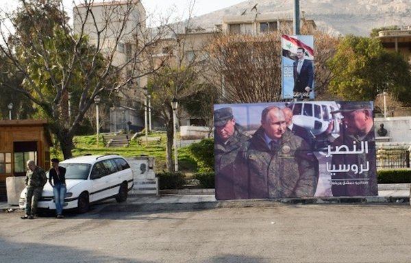 روی بیلبوردی با عنوان «پیروزی برای روسیه» در بخش روستایی دمشق، تصویر ولادیمیر پوتین، رئیس جمهوری روسیه، به همراه فرماندهان نظامی او دیده می‌شود. [اتاق صنایع دمشق]