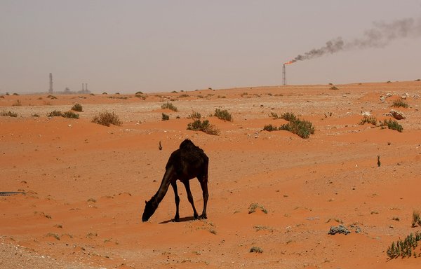 شعلة من منشأة نفطية تابعة لشركة أرامكو السعودية تعرف باسم 'محطة الضخ 3' تظهر في الصحراء بالقرب من خريص. [مروان نعماني/وكالة الصحافة الفرنسية]