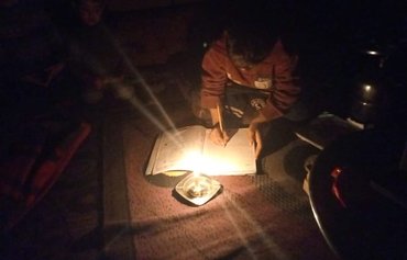 العتمة تسود مخيمات اللاجئين السوريين في البقاع اللبناني