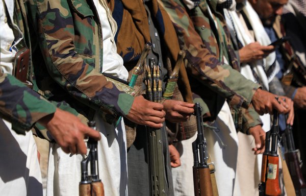 روز ٧ بهمن‌ماه اعضای گروه حوثی‌ها در حین راهپیمایی در صنعا با خود سلاح حمل می‌کنند. [محمد حویص/خبرگزاری فرانسه]