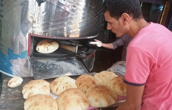 این نانوایی مصری نان سفید تهیه می کند؛ نانی که دولت برای آن یارانه نمی پردازد و در بازار به قیمت بالا به فروش می رسد. [ولید ابوالخیر/المشارق]
