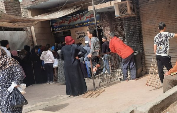 مصری ها بیرون یک نانوایی که نان با یارانه دولتی می فروشد، صف بسته اند. [ولید ابوالخیر/المشارق]