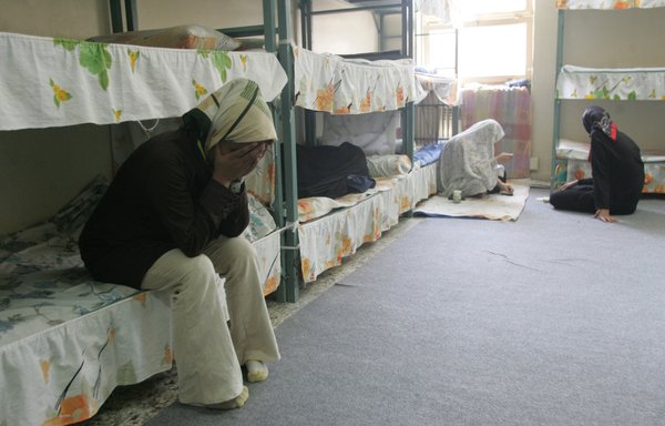 نساء إيرانيات معتقلات يجلسن في زنزانتهن بسجن إيفين ذي السمعة السيئة شمالي طهران، في هذه الصورة التي تعود إلى 13 حزيران/يونيو 2006. [عطا كيناري/وكالة الصحافة الفرنسية]