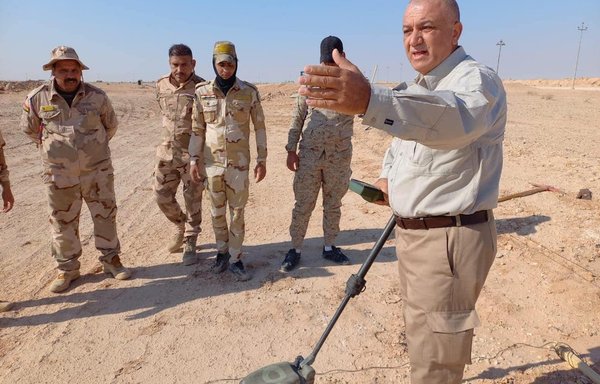 یک تیم مین‌زدایی عراقی روز ۲۱ آبان مناطقی را در استان کربلا پاکسازی می‌کند. [وزارت محیط‌ زیست عراق]