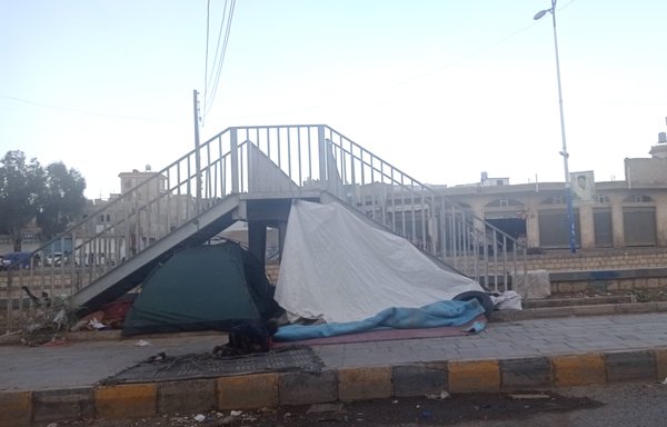 نازحون يمنيون في صنعاء نصبوا خيمهم مستخدمين أي مواد توفرت لهم. [هيثم محمد/المشارق]