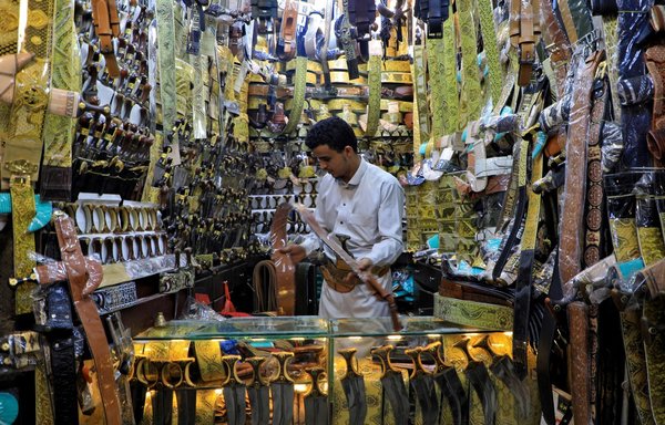 بائع بانتظار الزبائن في أحد الأسواق بصنعاء يوم 22 نيسان/أبريل خلال شهر رمضان المبارك. [محمد حويس/وكالة الصحافة الفرنسية]