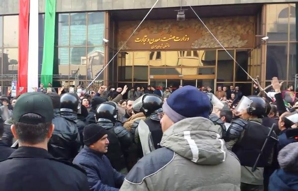 Kian Tire workers protest in front of Iran's Ministry of Mines, Industries and Commerce in the winter of 2015. [YouTube screenshot]