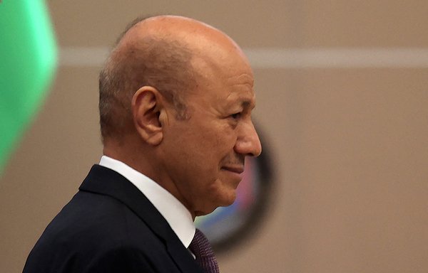 رشاد العلیمی، رئیس شورای رهبری جدید یمن، روز ۱۸ فروردین، در آخرین روز کنفرانس جنگ یمن به میزبانی شورای همکاری خلیج فارس در ریاض، پایتخت عربستان سعودی، شرکت می‌کند. [فایز نورالدین/خبرگزاری فرانسه]